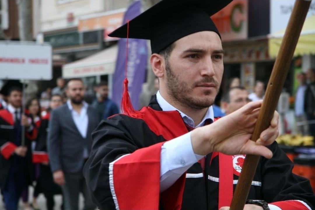 &Uuml;niversitelilerden Okudukları Kente Teşekk&uuml;r Ve Veda Y&uuml;r&uuml;y&uuml;ş&uuml;