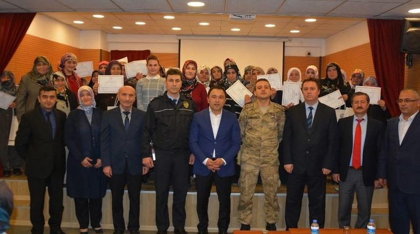 Okuma, Yazma Kursunu Tamamlayanlara Başarı Belgesi