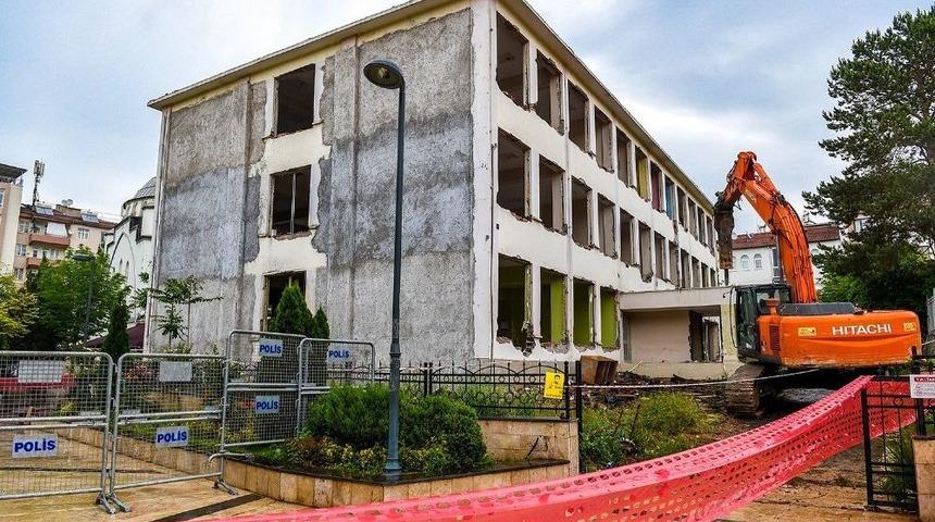 İl Halk K&uuml;t&uuml;phanesi&rsquo;nin Yıkımına Başlandı