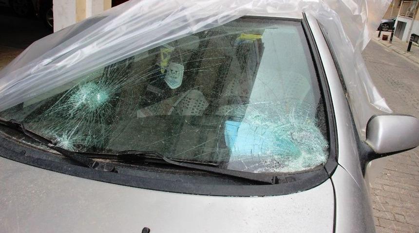 Otomobilin Camını Parke Taşıyla Par&ccedil;aladı