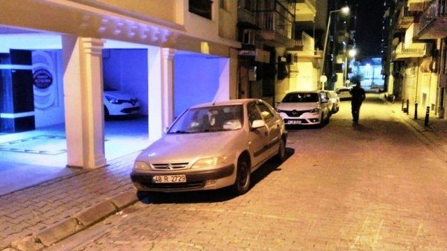 Otomobilin Camını Parke Taşıyla Parçaladı