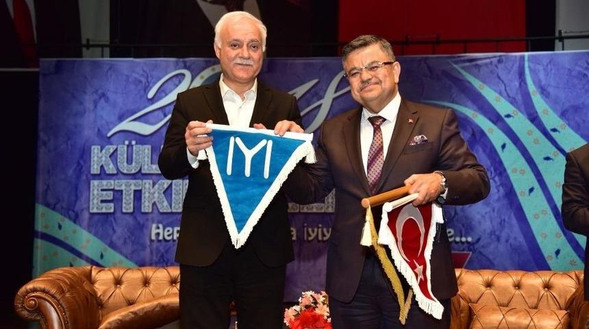 Nihat Hatipoğlu Sevgisi Salona Sığmadı