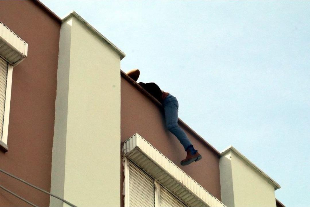 Polis, İntihara Kalkışan Genci "k&uuml;bra&rsquo;ya Gerek Yok, Biz Seni Seviyoruz" Diye Teselli Etti