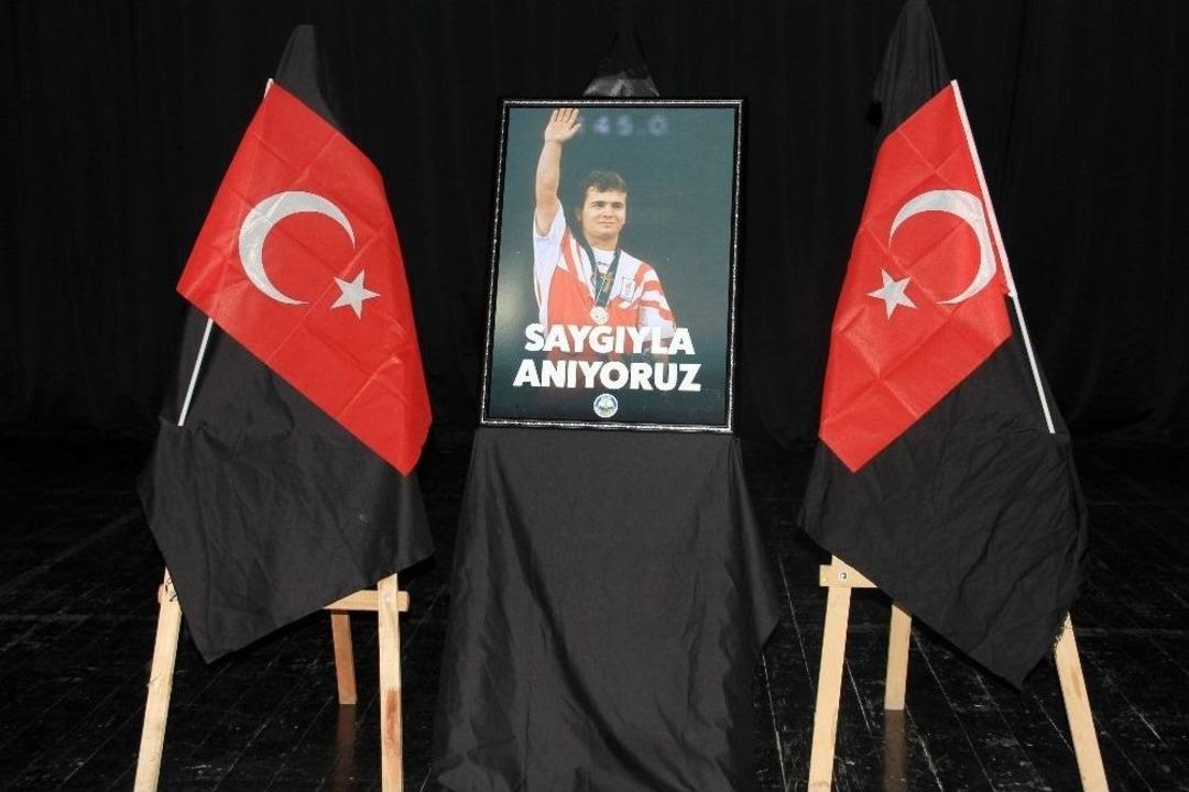 Avcılar Belediyesi Naim S&uuml;leymanoğlu İ&ccedil;in Anma Programı D&uuml;zenledi