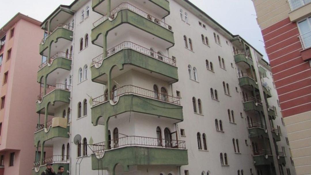 &Ccedil;orum&rsquo;da Apartman Dairesinde Sis Bombası Patladı