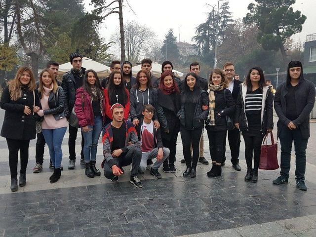 Uyuşturucuya Dikkat &Ccedil;ekmek İ&ccedil;in Sokakta Oynadılar 1