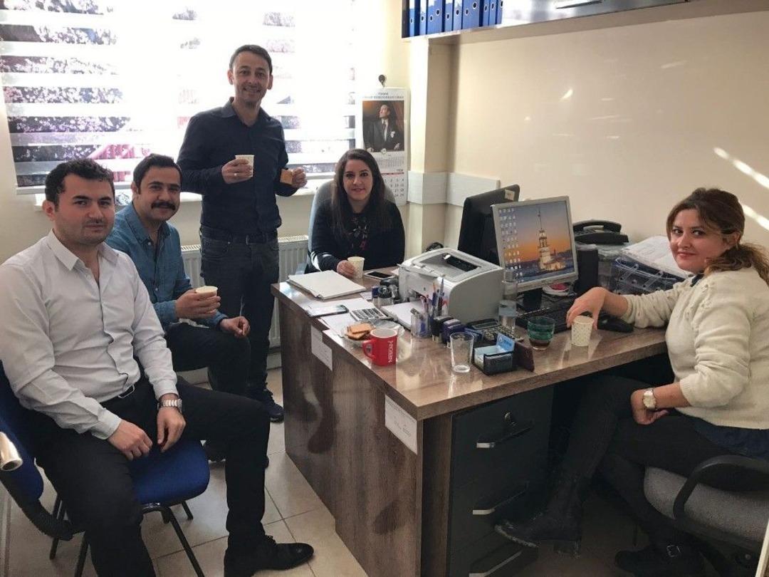 Bu Kuruma Gelenlere Ballı S&uuml;t İkram Ediliyor