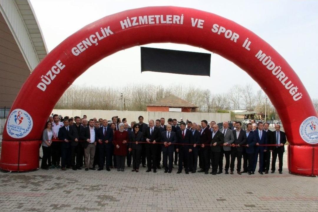 Bakan &Ouml;zl&uuml;, D&uuml;zce&rsquo;de Spor Tesislerinin A&ccedil;ılışını Yaptı
