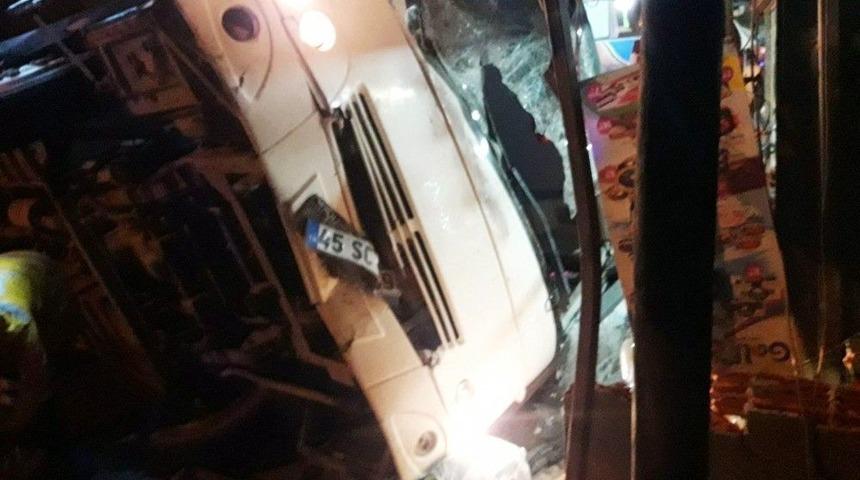 Manisa&rsquo;da Tır İş&ccedil;i Servisine &Ccedil;arptı: 1 &Ouml;l&uuml;, 24 Yaralı