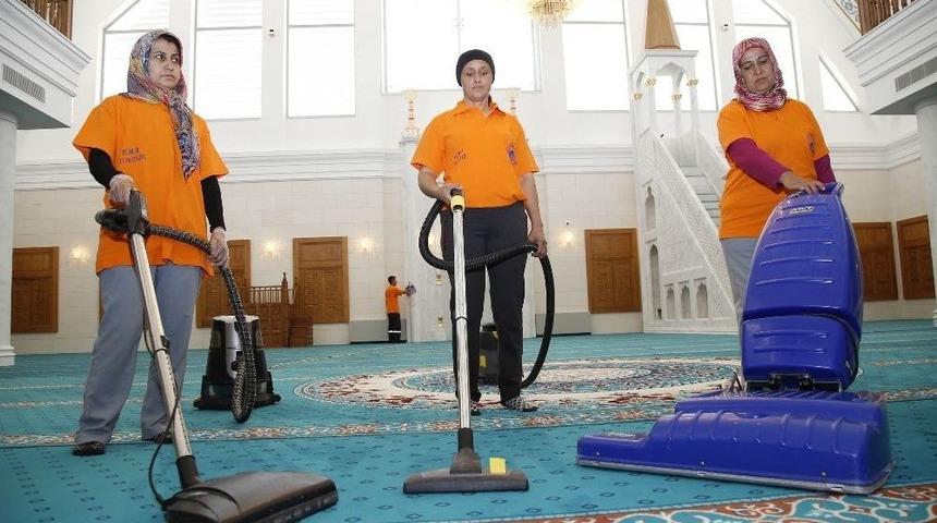 D&ouml;şemealtı Belediyesi Camilerin Temizliğine Devam Ediyor