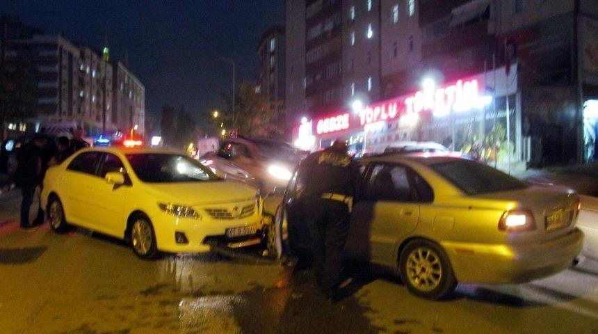 Alkoll&uuml; S&uuml;r&uuml;c&uuml; Karşı Y&ouml;nden Gelen Otomobile &Ccedil;arptı: 1 Yaralı