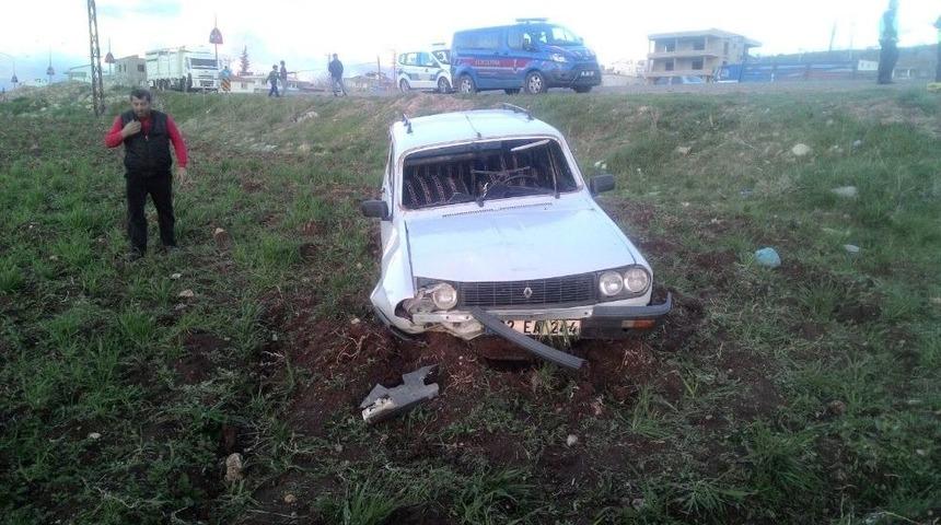 Otomobil İle Pikap &Ccedil;arpıştı: 3 Yaralı