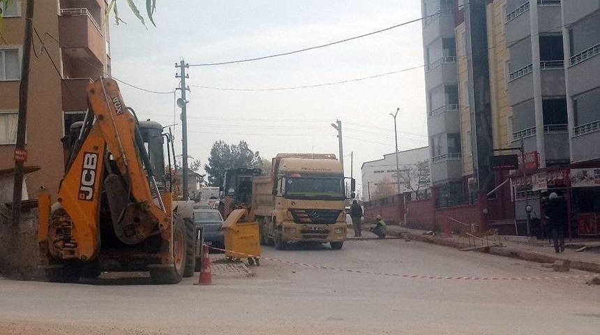 Pazar Sabahı 07.30&rsquo;da &Ccedil;alışmaya Başlayan İş&ccedil;iler Mahalle Sakinlerini &Ccedil;ileden &Ccedil;ıkardı
