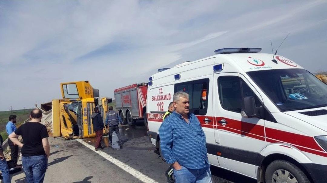 Kontrolden &Ccedil;ıkan Kamyon Yan Yattı: 2 Yaralı