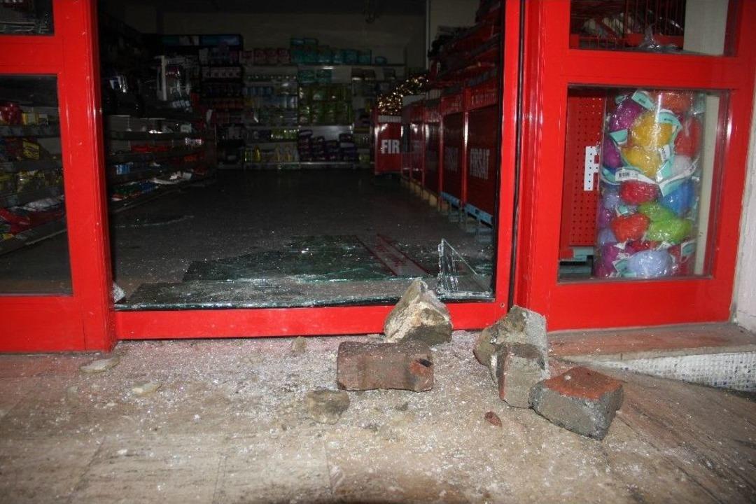 &Ccedil;alıntı Araba İle Marketi Soydular