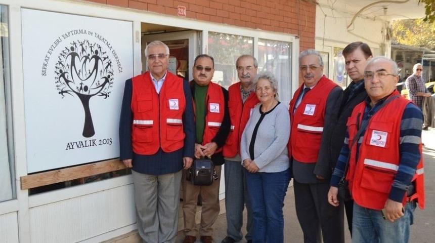 Ayvalık&rsquo;ta T&uuml;rk Kızılay&rsquo;ından Şefkatli Ellere Anlamlı Ziyaret