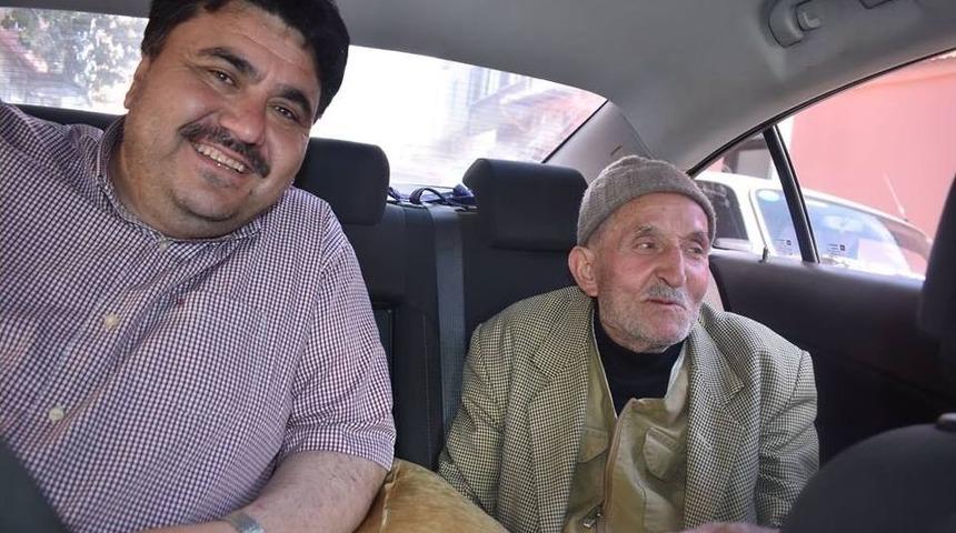 Yaşlı Amcaya Otob&uuml;s Beklemesin Diye Makam Aracını Tahsis Etti