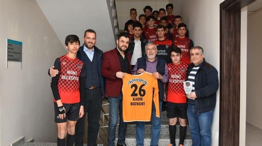 Gen&ccedil; Oyunculardan Başkan Bozkurt&rsquo;a Teşekk&uuml;r Ziyareti