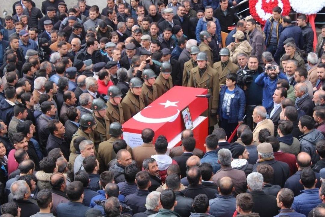 Evinin &Ouml;n&uuml;nde Saldırıya Uğrayan G&uuml;venlik Korucusu Defnedildi