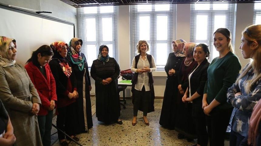 Annelere Aile İ&ccedil;i İletişim Anlatıldı