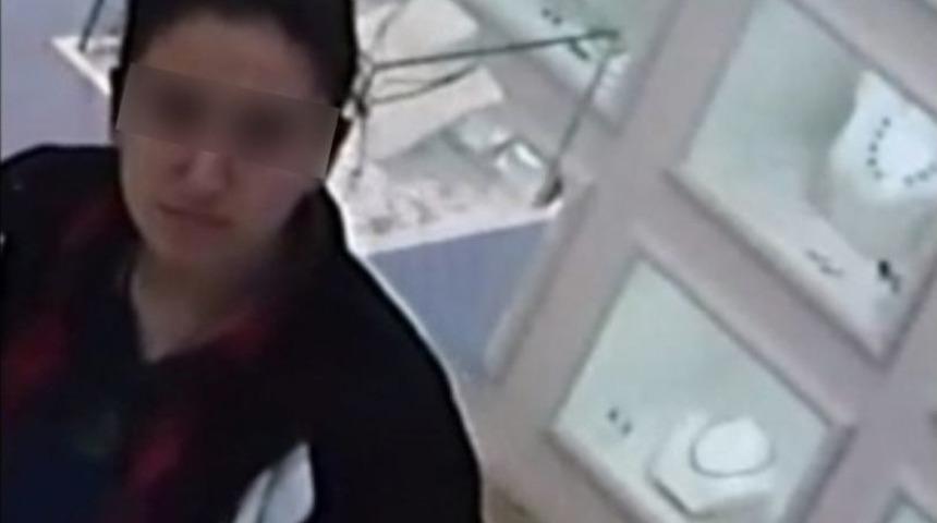 (&ouml;zel Haber) Fiyat Sorma Bahanesiyle Girdiği D&uuml;kkandan 800 Liralık Takıyı &Ccedil;aldı