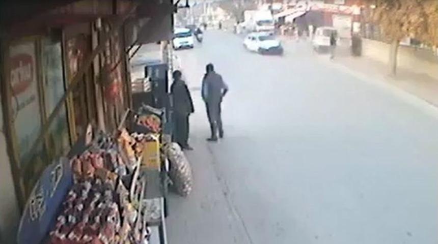 Kaldırımda Bekleyen Vatandaşlar &Ouml;l&uuml;mden Kıl Payı Kurtuldu