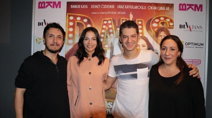 &ldquo;sen Kiminle Dans Ediyorsun&rdquo; Filminin İzmir Galası Yapıldı