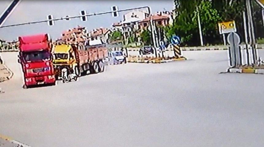 Kırmızı Işık İhlali Yapan Bisikletlinin Karıştığı Kaza G&uuml;venlik Kamerasında