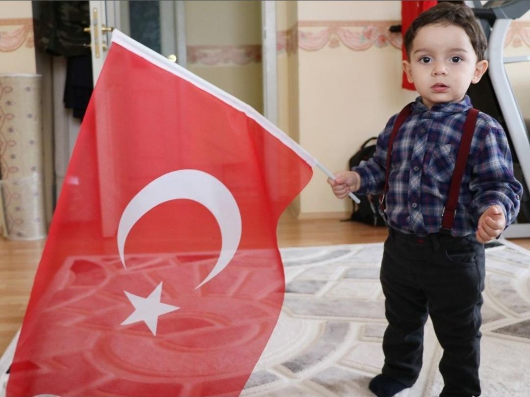(&ouml;zel Haber) 1,5 Yaşındaki &Ccedil;ocuğun T&uuml;rk Bayrağı Sevgisi