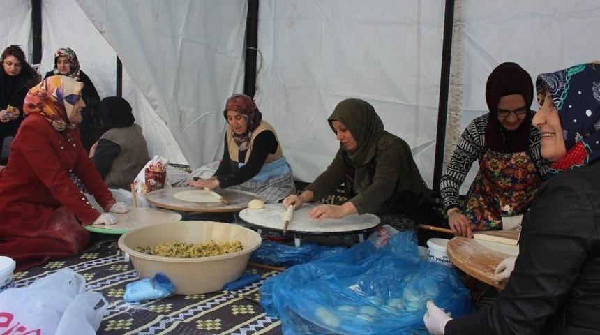 Ev Hanımları Bu Sefer Mehmetçik İçin Hamur Açtı