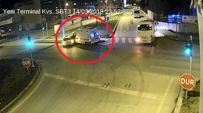 Hasta Nakil Aracının Otomobile Çarptığı Kaza Kamerada