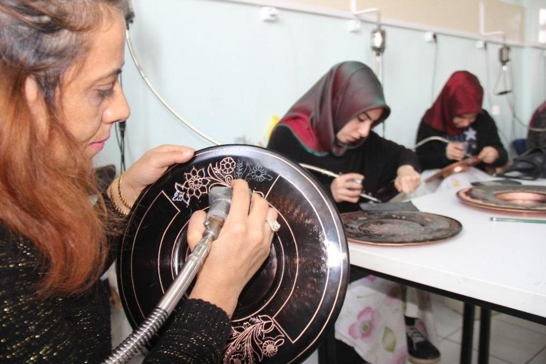 &Ouml;rnek Kadınlar Hem Evlerine, Hem Eğitime Destek Oluyor