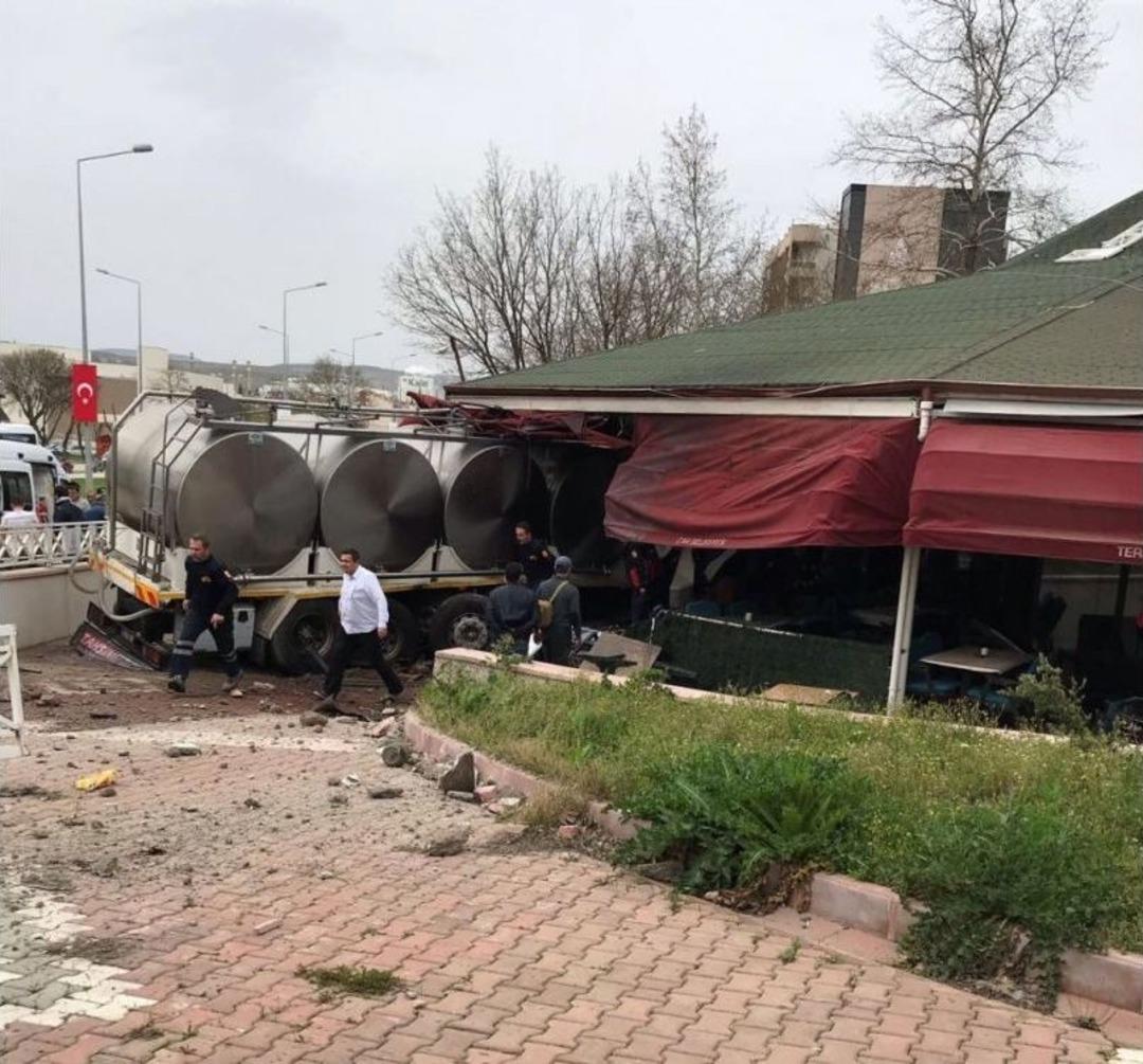 Tır Kafeye Daldı: 8 Yaralı