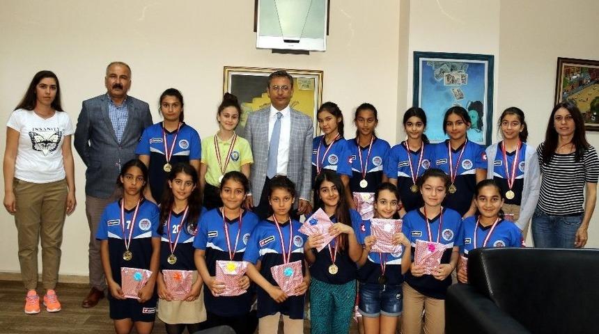 Hentbolcu Kızlar, Başarılarını Başkan Pamuk İle Paylaştı