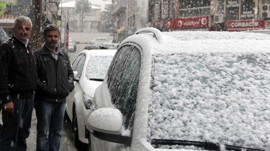 Hakkari&rsquo;de Lapa Lapa Kar Yağdı