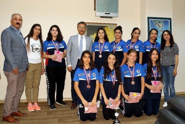Hentbolcu Kızlar, Başarılarını Başkan Pamuk İle Paylaştı