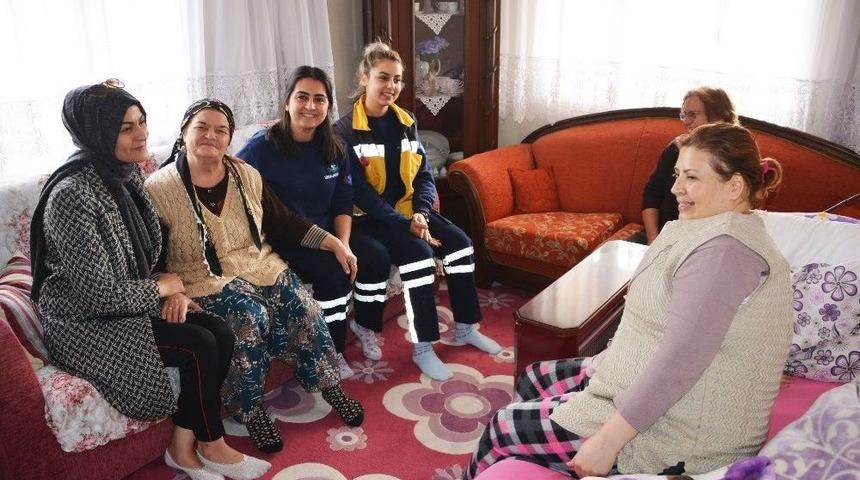 Başkan G&ouml;rmez&rsquo;in Eşi Ev Ev Dolaşıyor