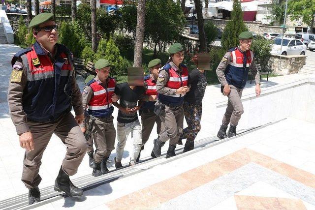 Jandarma, Hırsızları Saklandıkları Yerde Yakaladı