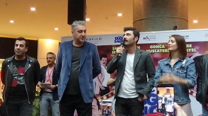 D&uuml;ğ&uuml;m Salonu&rsquo;nun İzmir Galasına B&uuml;y&uuml;k İlgi