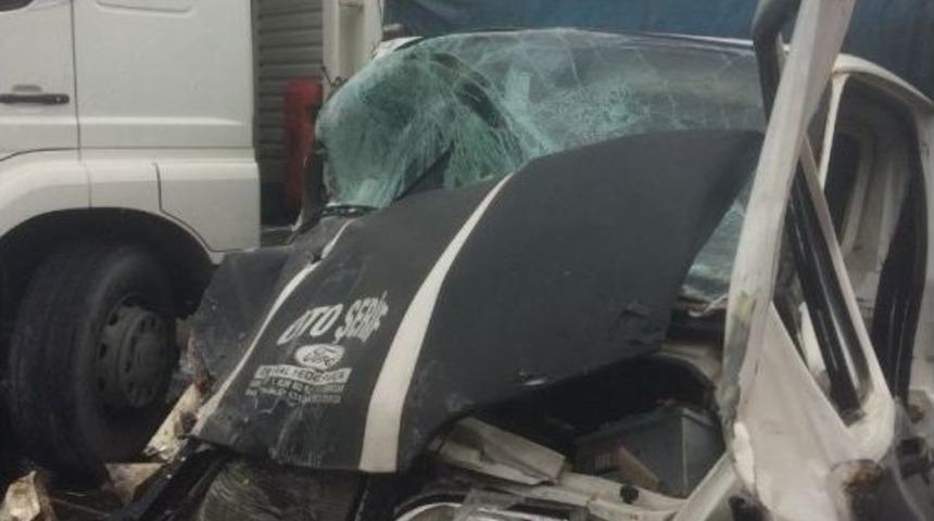 Kamyon İle Kamyonetle &Ccedil;arpıştı: 2 Yaralı