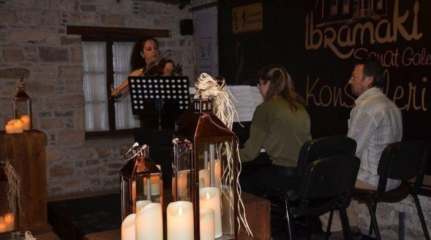 Kuşadası&rsquo;nda Piyano Ve Keman Dinletisi