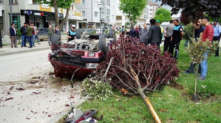 Otomobil Ref&uuml;jde Ağa&ccedil;lara &Ccedil;arparak Takla Attı: 1 Yaralı