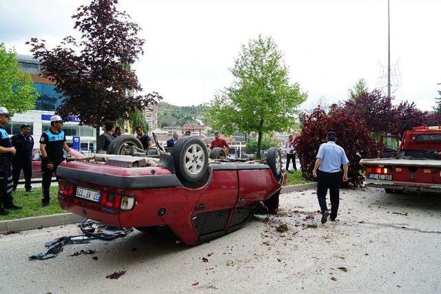 Otomobil Refüjde Ağaçlara Çarparak Takla Attı: 1 Yaralı