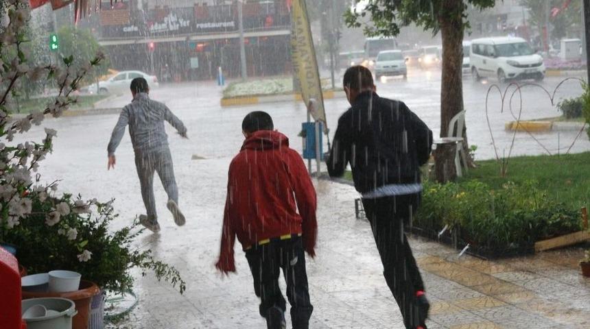 Adıyaman’ı Dolu Ve Sağanak Vurdu