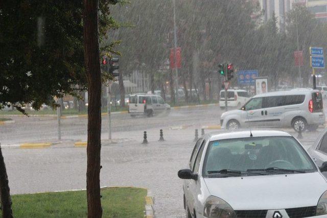 Adıyaman’ı Dolu Ve Sağanak Vurdu