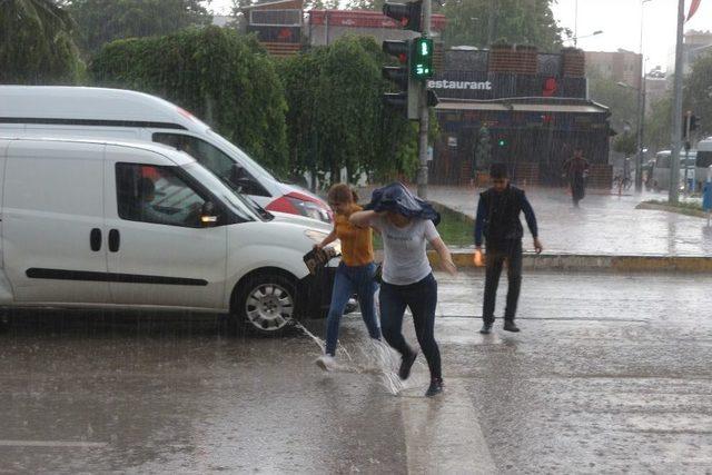 Adıyaman’ı Dolu Ve Sağanak Vurdu