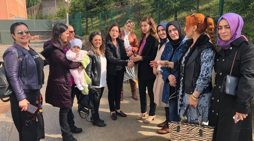 Kadın Meclisi Üyeleri Cezaevine Hediyelerle Gitti