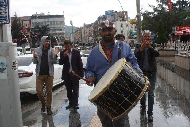 İşitme Engellilerden Davullu Düdüklü Eylem