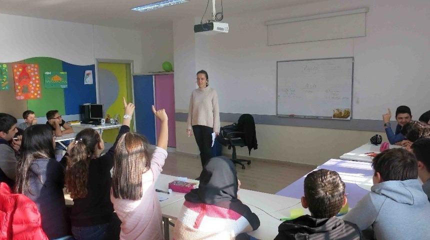 D&uuml;nya Felsefe G&uuml;n&uuml;&rsquo;nde &Ouml;ğrencilerinden Şaşırtan Sorular