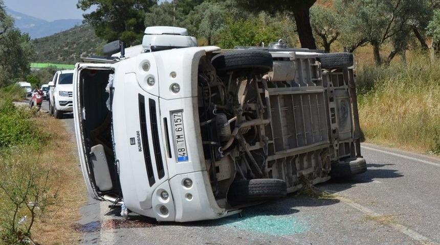 Milas’ta Yolcu Minibüsü Kaza Yaptı, 3 Kişi Yaralandı